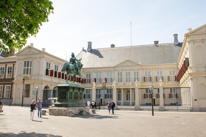 90 minutes Self Guided Walking Tour with puzzles in Den Haag - Noordeinde Palace and the royal side of The Hague