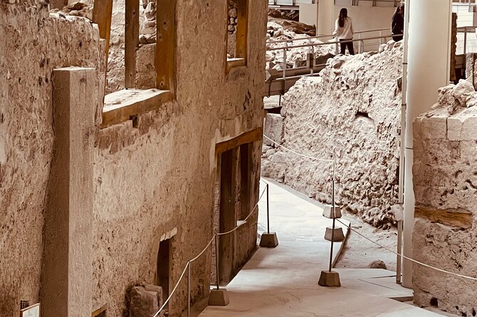 Akrotiri Family Treasure Hunt ,kid friendly Archeology Adventure - Walking the main street through a buried town
