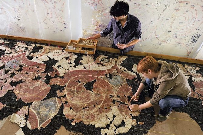 Akrotiri Family Treasure Hunt ,kid friendly Archeology Adventure - Frescoes and pottery provide the human details