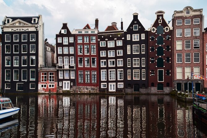 Amsterdam Scavenger Hunt and Highlights Self Guided Audio Tour - National Monument and the Royal Palace