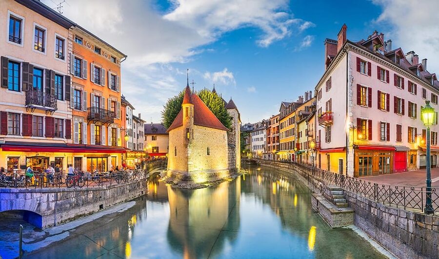 Annecy: Escape game outdoor - the shadow of the sword - Palais de l’Île and Annecy’s postcard views