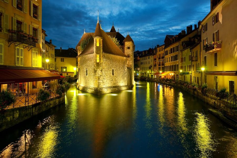 Annecy: Escape game outdoor - the shadow of the sword - Town hall and the final return