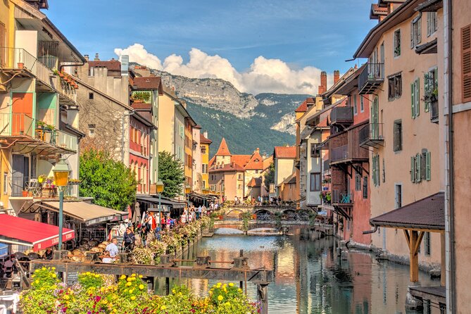 Annecy Scavenger Hunt and Highlights Self Guided Audio Tour - Hôtel de Ville and Saint-François Church bring you into town