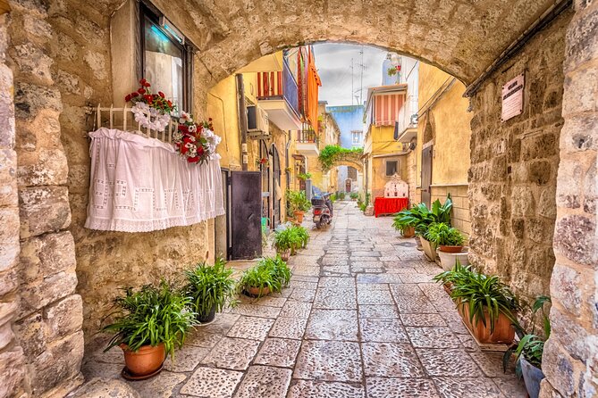 Bari Scavenger Hunt and Highlights Self Guided Audio Tour - Piazza del Ferrarese and the approach to Bari Vecchia