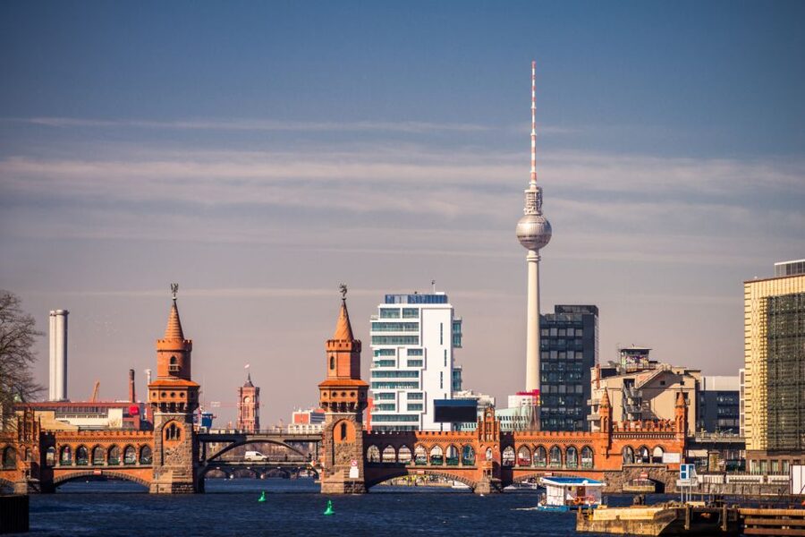 Berlin Kreuzberg: Scavenger Hunt Self-Guided Tour - Tempodrom and Kreuzberg’s modern side