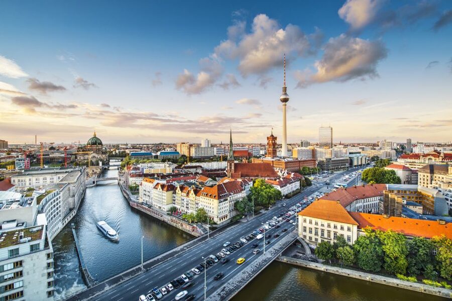 Berlin: Outdoor Escape Game Mitte - Berlin streets replace the locked room