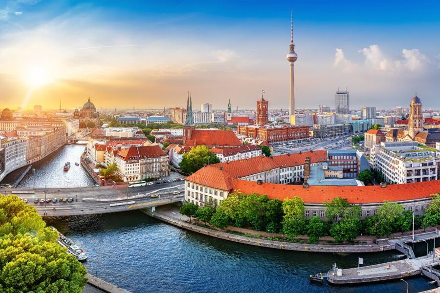 Berlin: Scavenger Hunt Self-Guided Tour - Museum Island and five major museums