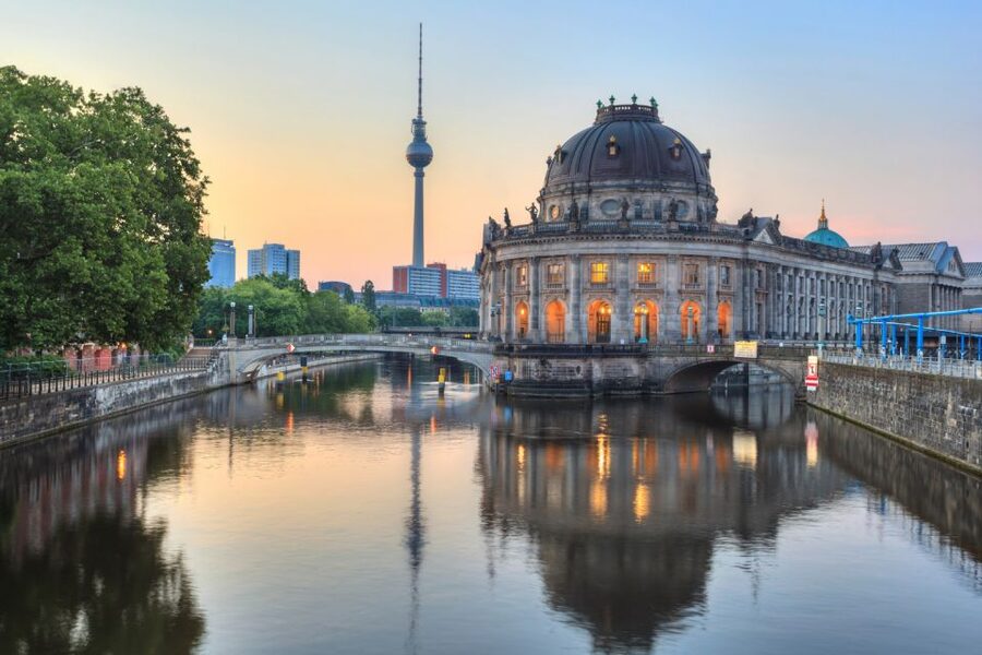 Berlin: Scavenger Hunt Self-Guided Tour - Checkpoint Charlie and the final clues