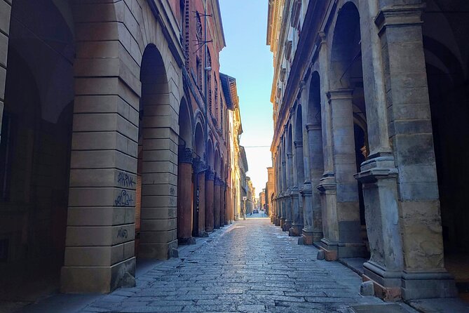 Bologna Murder Mystery: Self-Guided City Quest - Neptune in Piazza del Nettuno