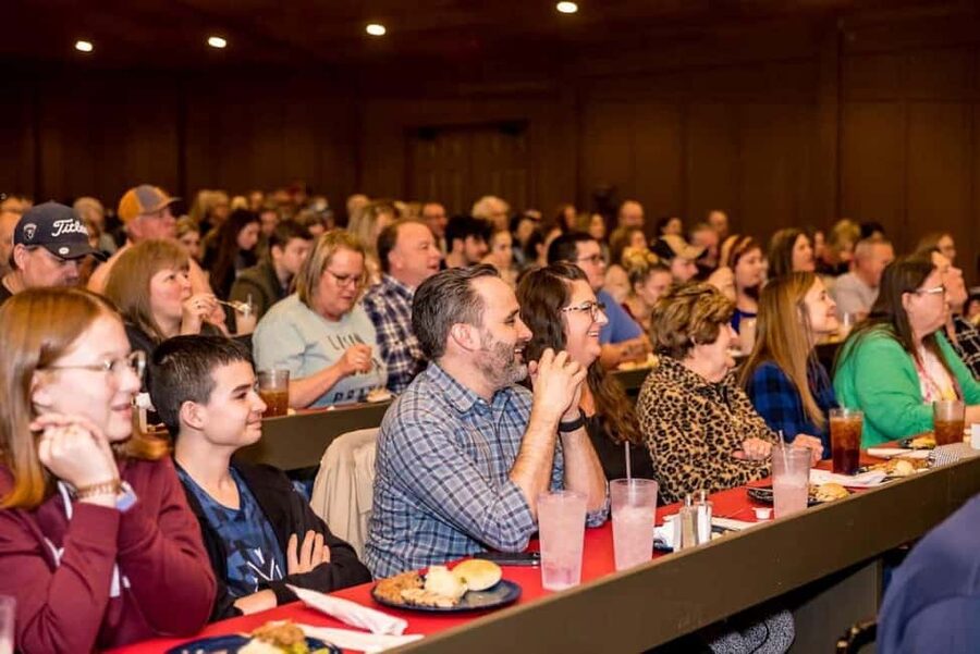 Branson: Whodunnit Hoedown Murder Mystery Dinner Show - A Wing Ding turns into a whodunnit