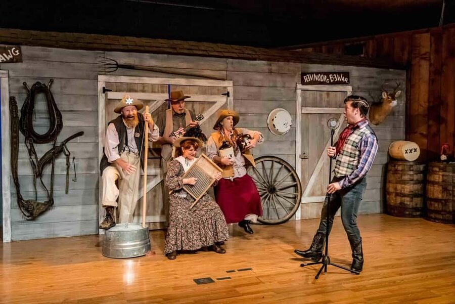 Branson: Whodunnit Hoedown Murder Mystery Dinner Show - Following the case while dinner arrives
