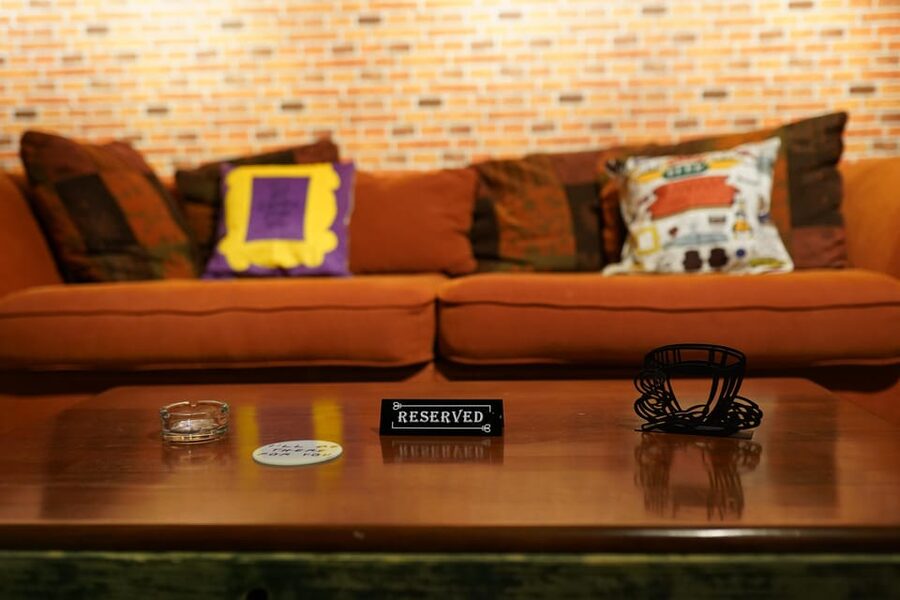 Budapest: 90s Sitcom Escape Room Adventure with Drinks - Language help and the meeting point