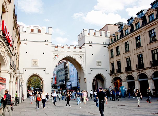 City game scavenger hunt Munich - independent city tour I discovery tour - Viktualienmarkt adds a different flavor