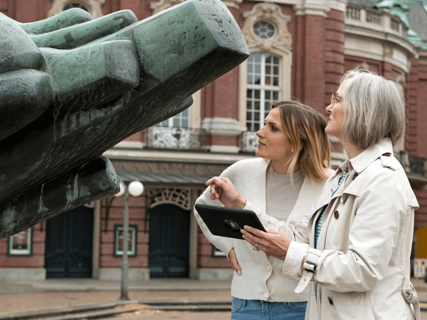 Cologne Old Town: Outdoor Escape Game - How the Cologne game begins at the Trude Herr statue