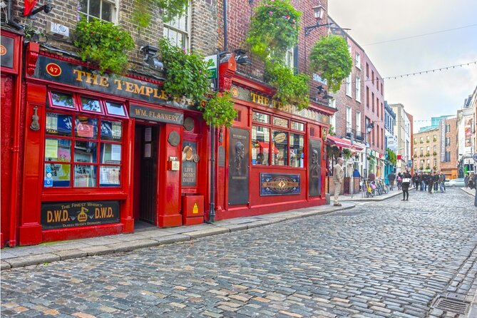 Cupid’s Trail: Romantic Puzzle Quest in Dublin - Beginning at Fusiliers’ Arch