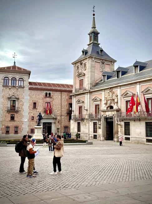 Discover Madrid: Scavenger Hunt Family Adventure - Royal Palace stories in Plaza de Oriente
