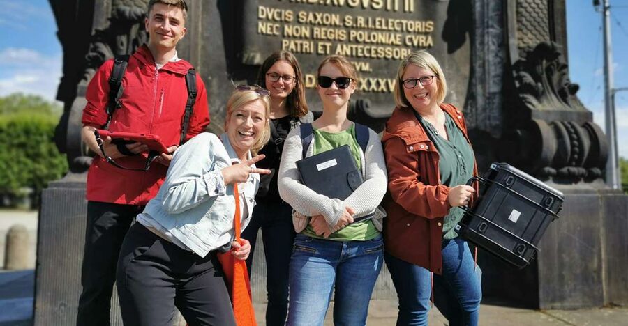 Dresden: Krimi Outdoor Escape Game “Mord am Elbufer” - Meeting the guide at the Golden Rider