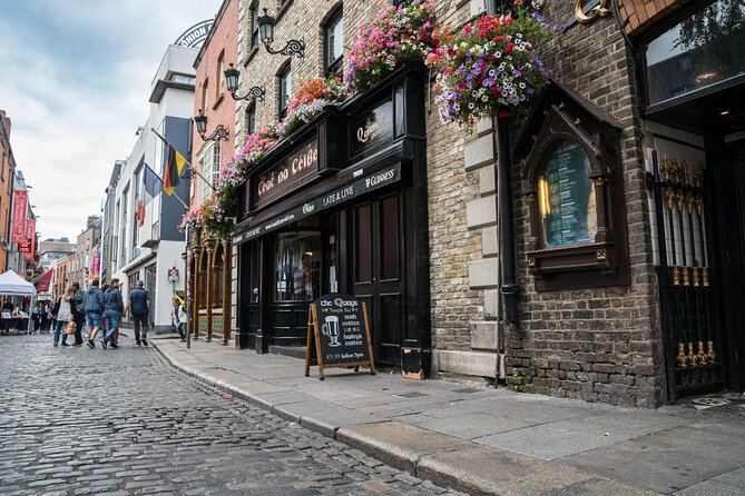 Dublin Old Town: Famous Pubs Exploration Game and Tour - The Shelbourne and O’Donoghue’s Bar