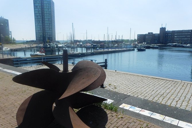 e-Scavenger hunt Almere: Explore the city at your own pace - The freedom to choose your route and breaks