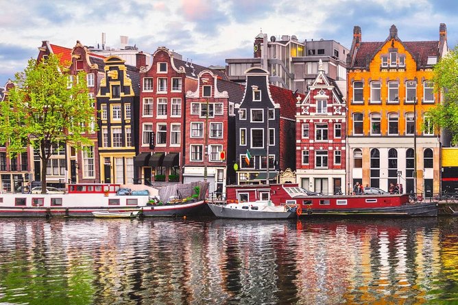 e-Scavenger hunt Amsterdam: Explore the city at your own pace - Beginning at Stationsplein