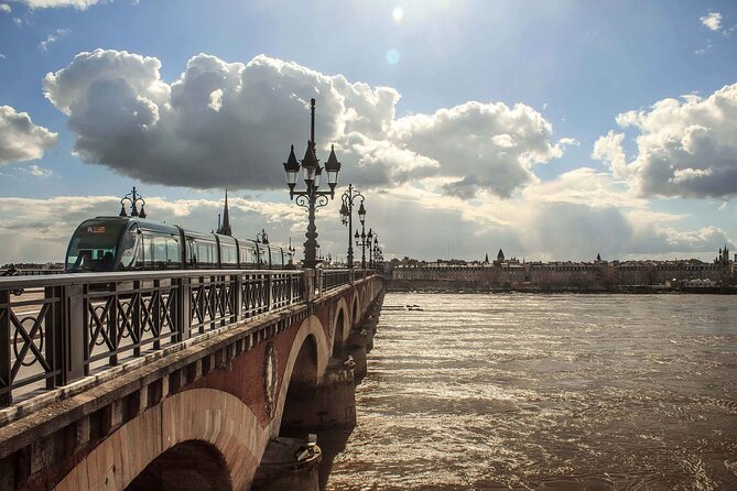 e-Scavenger hunt Bordeaux: Explore the city at your own pace - From Cours d’Albret to the grand riverfront
