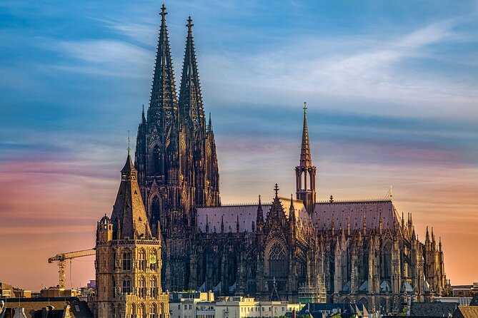 e-Scavenger hunt Cologne: Explore the city at your own pace - Starting at Domplatte and Cologne Cathedral