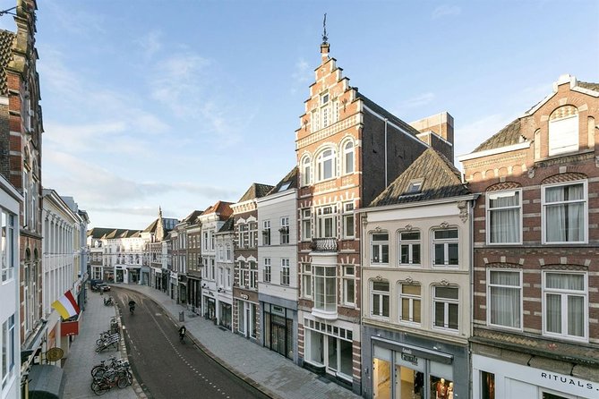 e-Scavenger hunt Den Bosch: Explore the city at your own pace - De Moriaan and the Jeroen Bosch Huis