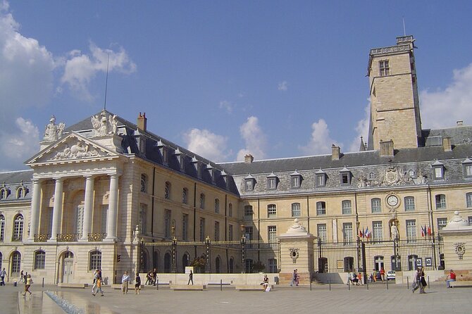 e-Scavenger hunt Dijon: Explore the city at your own pace - Place de la Libération and the ducal palace