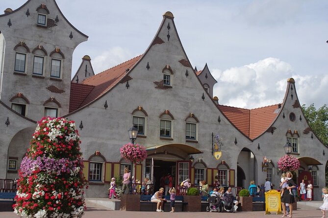 e-Scavenger hunt Enkhuizen: Explore the city at your own pace - Town hall, prison, and the old civic center