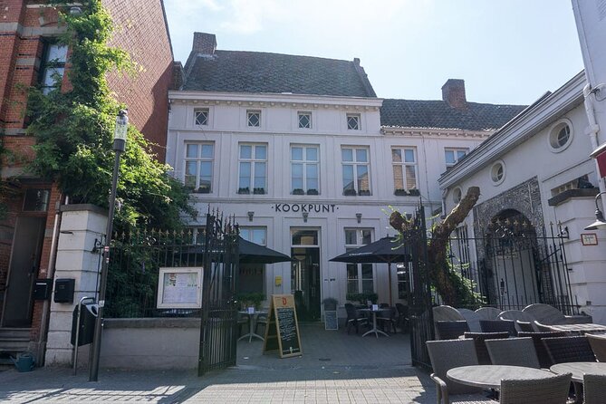 e-Scavenger hunt Hasselt: Explore the city at your own pace - St. Quintinus Cathedral in the center