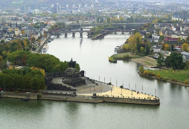 e-Scavenger hunt Koblenz: Explore the city at your own pace - Follow the route through palaces, fountains, and civic buildings