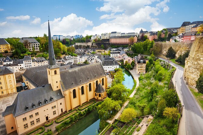 e-Scavenger hunt Luxembourg: Explore the city at your own pace - Notre-Dame Cathedral and Constitution Square