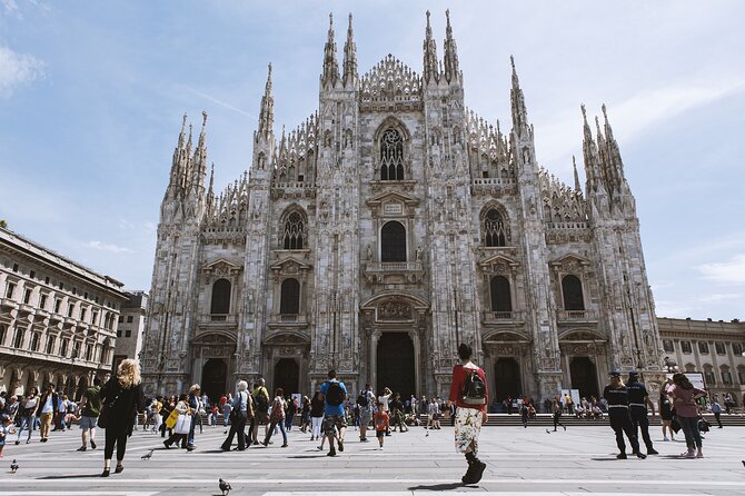 e-Scavenger hunt Milan: Explore the city at your own pace - The fountain and Porta Sempione