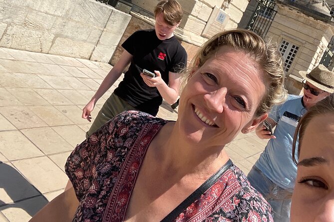 e-Scavenger hunt Montpellier: Explore the city at your own pace - Cathedral views and the Porte du Peyrou