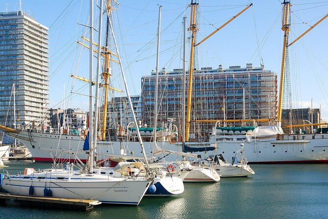 e-Scavenger hunt Ostend: Explore the city at your own pace - Red sculpture, dancing figures, and royal monuments