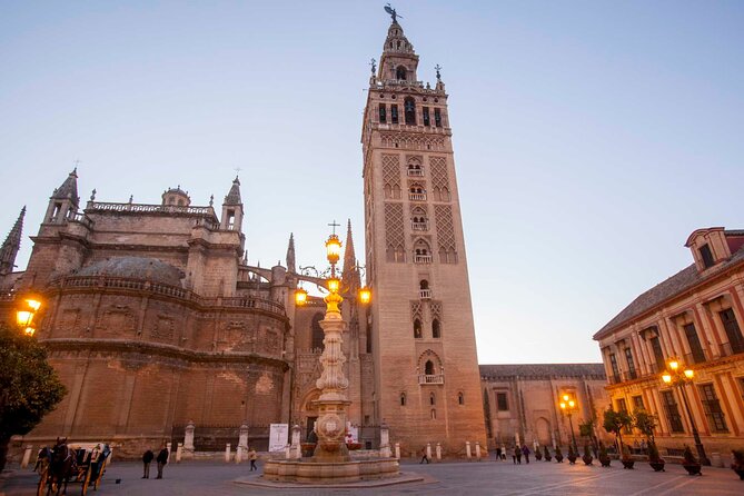 e-Scavenger hunt Seville: Explore the city at your own pace - The Giralda and the Archivo General de Indias