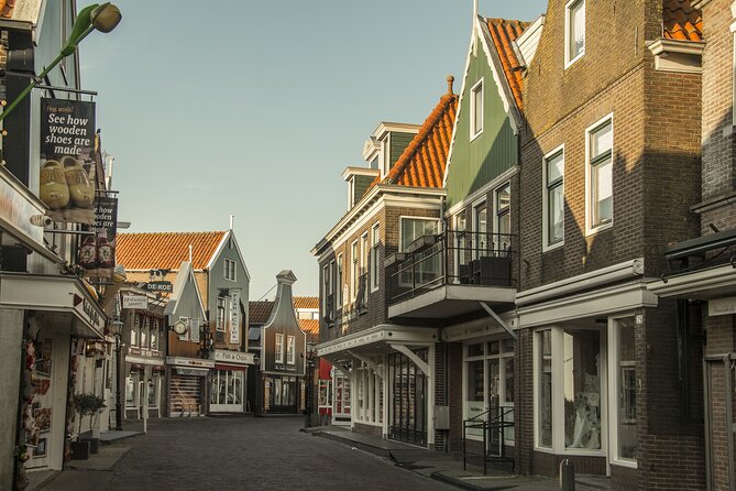 e-Scavenger hunt Volendam: Explore the city at your own pace - De Havenhof and the practical side of Volendam