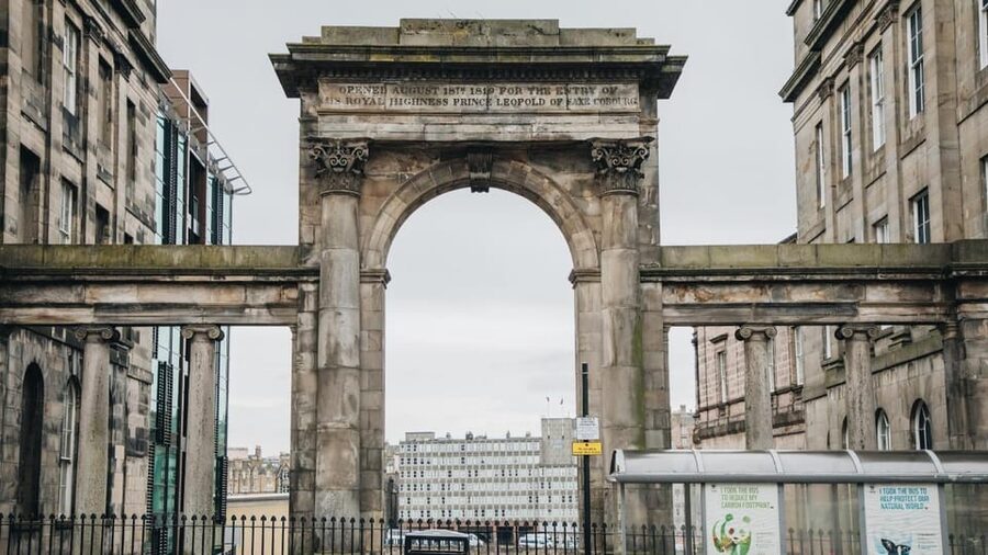 Edinburgh New Town: City Walking Tour & Exploration Game - Ending at St Andrews Square