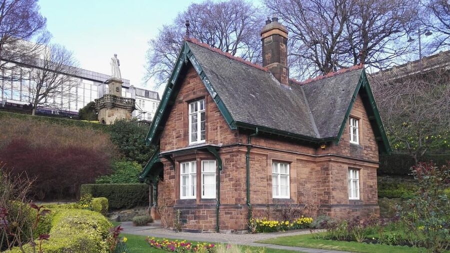 Edinburgh New Town: City Walking Tour & Exploration Game - Price and group value at $37