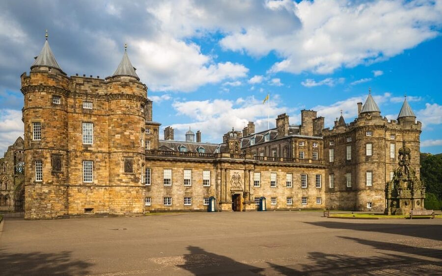 Edinburgh: Royal Mile Walking Tour & Exploration Game - How the puzzle format changes the walk