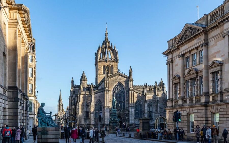 Edinburgh: Royal Mile Walking Tour & Exploration Game - The route length, pace, and rest stops