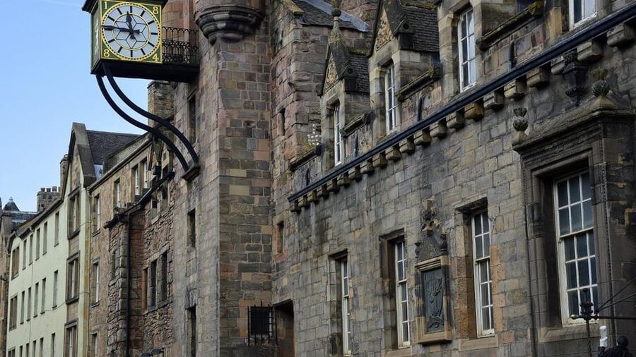 Edinburgh: Royal Mile Walking Tour & Exploration Game - Who gets the best value from the $37 price