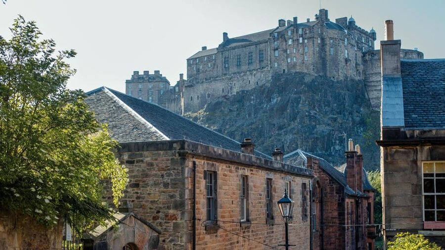 Edinburgh: Royal Mile Walking Tour & Exploration Game - The main drawbacks to consider