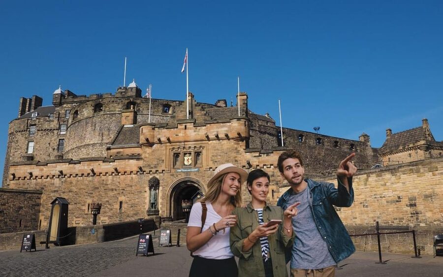 Edinburgh: Royal Mile Walking Tour & Exploration Game - Following the Royal Mile through closes