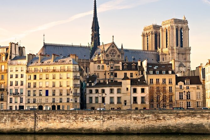 Escape game on the Île de la Cité - The flower market and the everyday side of Paris