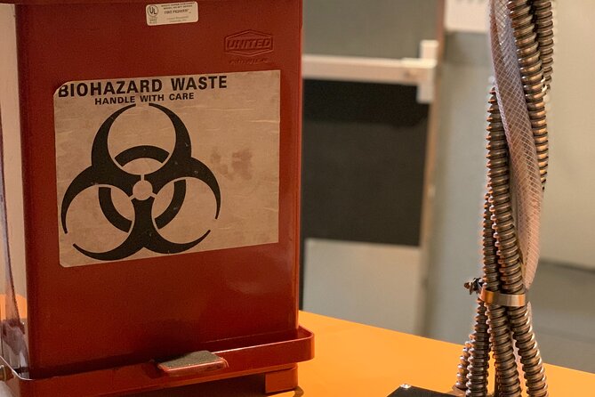 Escape room: Dr. Field's Mad Lab - The zombie thread adds urgency without making this a haunted house