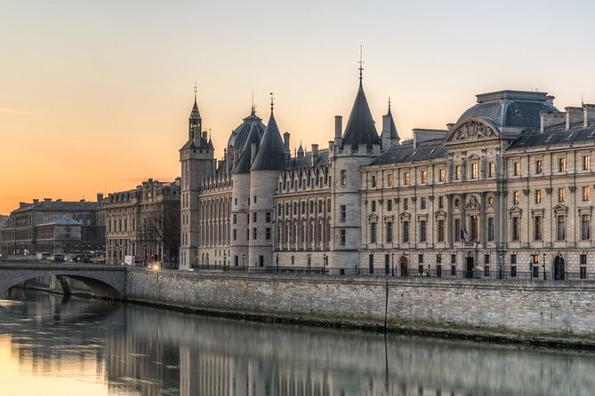 Family escape Game with kids and teens on the Île de la Cité - A guide who can lead and take family photos