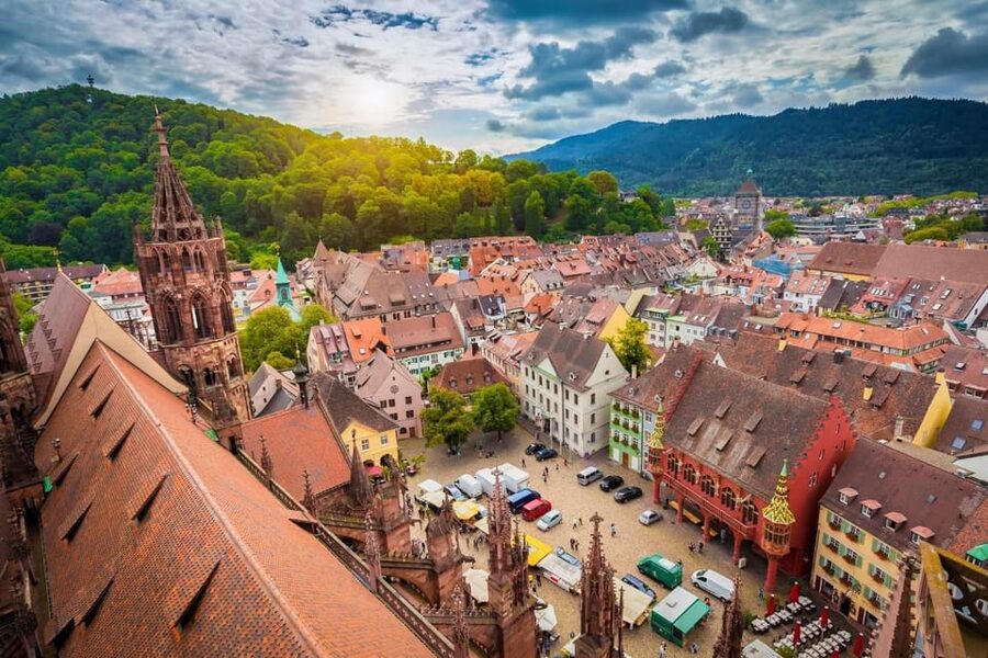 Freiburg im Breisgau: Scavenger Hunt Self-Guided Tour - Schlossplatz and the climb toward Schlossberg