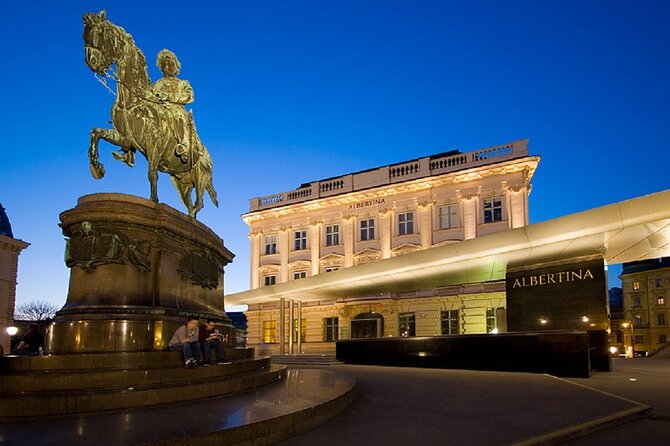 Fun & mobile scavenger hunt through Vienna - Stop 1: Albertina and the pleasures of looking up