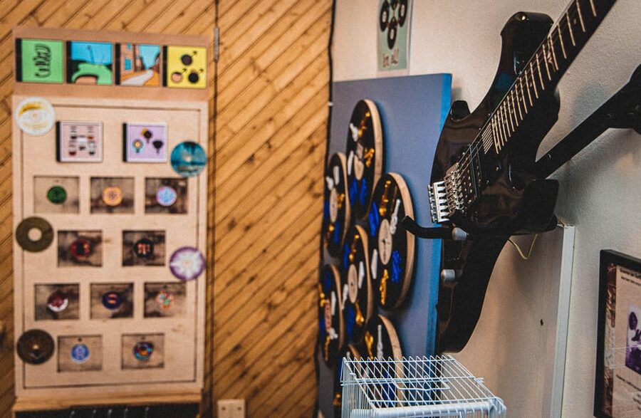 Glasgow: Stuck in the 90s... A Nostalgic Musical Escape Room - The suspects and the comic tone